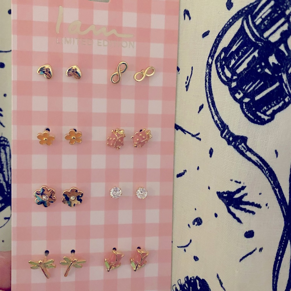 🌷 ♥️ Beautiful stud set by I am…